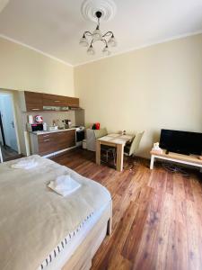 ein Schlafzimmer mit einem großen Bett und ein Wohnzimmer in der Unterkunft Apartmán Diana in Karlsbad