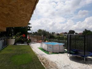 Casa Chitu في موريغيول: حديقه خلفيه بها مسبح وسياج