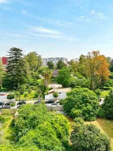 een park met bomen en gebouwen op de achtergrond bij Magnifique appartement en plein centre ville in Kenitra