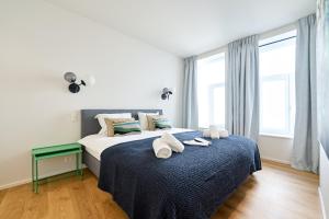 1 dormitorio con 1 cama con toallas en Place du Grand Sablon, en Bruselas