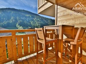 una terraza con mesa y sillas en una cabaña en Appartement Le Grand-Bornand, 3 pièces, 4 personnes - FR-1-391-117 en Le Grand-Bornand