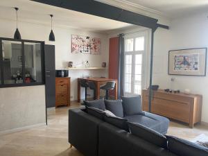 uma sala de estar com um sofá e uma mesa em Nid douillet t3 au coeur des remparts em Aigues-Mortes
