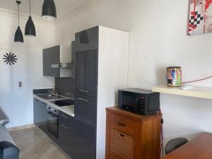 Kuchyň nebo kuchyňský kout v ubytování Nid douillet t3 au coeur des remparts + 4 fotografie