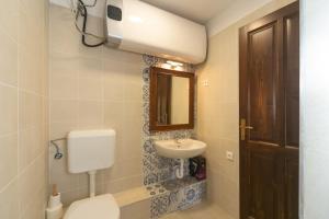 łazienka z toaletą i umywalką w obiekcie Tagyon Birtok Hordó Apartman w mieście Tagyon