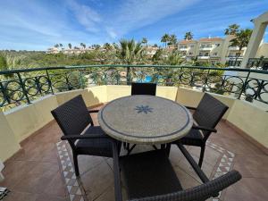 d'une terrasse avec une table et des chaises sur un balcon. dans l'établissement Casa Amália, à Estômbar