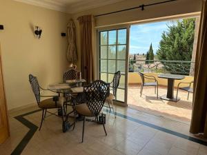 d'un balcon et d'une salle à manger avec une table et des chaises. dans l'établissement Casa Amália, à Estômbar