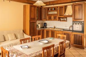 Ceraso的住宿－Casa Adele - Cilento，厨房配有桌椅和沙发。