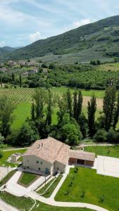 une vue aérienne sur une maison dans un champ dans l'établissement MulinoNera, à Montefranco