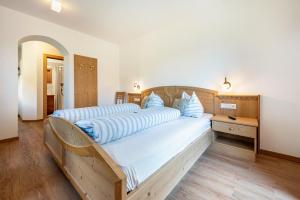 ein großes Schlafzimmer mit 2 Betten und blauen Kissen in der Unterkunft Talblick Apartement 2 in Lajen