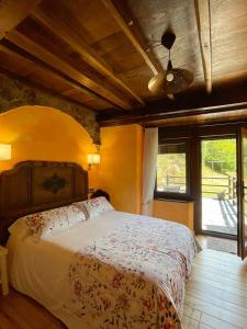 um quarto com uma cama grande num quarto em Casa Rural Chao de Castro em Ríodeporcos