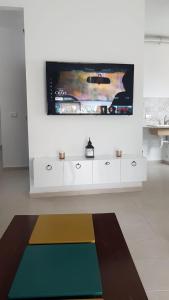 un soggiorno con TV a schermo piatto a parete di EVA'S HOME a Bizerte