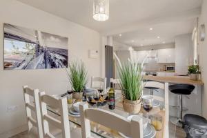 uma cozinha e sala de jantar com mesa e cadeiras em 4 bedroom Pitchford em Earlham