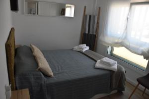 Posteľ alebo postele v izbe v ubytovaní Precioso apto Miami primera linia playa cala de las Sirenas, con WIFI y NETFLIX, adecuado para teletrabajar
