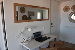Televízia a/alebo spoločenská miestnosť v ubytovaní Precioso apto Miami primera linia playa cala de las Sirenas, con WIFI y NETFLIX, adecuado para teletrabajar