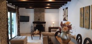 - un salon avec un canapé et une cheminée dans l'établissement VILLA LA MARISMA, à Chiclana de la Frontera