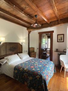 Ríodeporcos的住宿－Casa Rural Chao de Castro，一间卧室设有一张床和木制天花板
