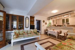 a living room with a couch and a kitchen at Jeannet's Beach House in Amarynthos