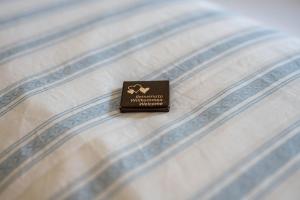 a small sign sitting on top of a bed at Talblick Apartement 3 in Laion