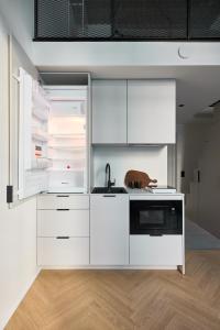 uma cozinha branca com um lavatório e um micro-ondas em 21 Stylish Lofts by Dream Stay em Talin