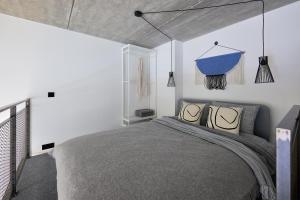 um quarto com uma cama num quarto branco em 21 Stylish Lofts by Dream Stay em Talin