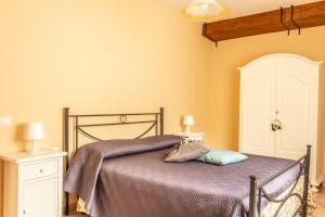 1 dormitorio con 1 cama con manta morada en Casa Adele - Cilento, en Ceraso