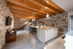 Kuchyň nebo kuchyňský kout v ubytování Villa Royal House