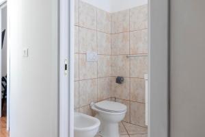 łazienka z toaletą i umywalką w obiekcie Art House Centro Storico Luxury Apartment w Rzymie