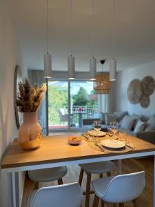 une cuisine avec une table et des chaises avec des verres de vin dans l'établissement Deluxe Apartment Goldsteinkoje 2, à Bad Nauheim