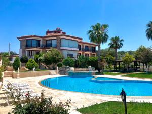 una casa con piscina frente a una casa en Salida İnn Kuşadası, en Kusadasi