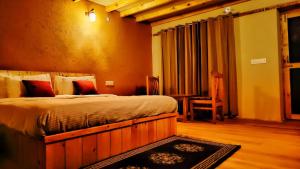 ein Schlafzimmer mit einem großen Bett in einem Zimmer in der Unterkunft Mystic Pangong in Spangmik