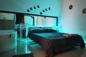een slaapkamer met een bed en een bad met schoenen aan de muur bij Dolce Appartamento al centro di Civitavecchia in Civitavecchia