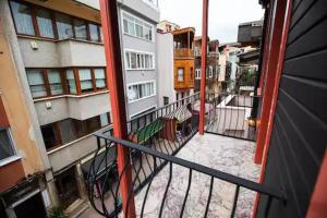 vista su un balcone di un edificio di Black Mansion a Istanbul