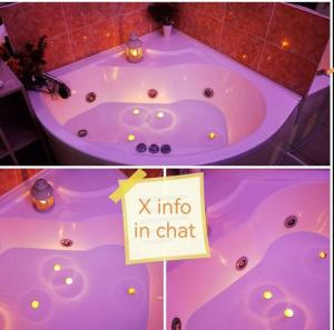 una bañera púrpura con un cartel delante en Dolce Appartamento al centro di Civitavecchia, en Civitavecchia