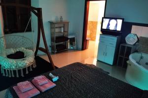Habitación con cama, bañera y TV. en Dolce Appartamento al centro di Civitavecchia en Civitavecchia