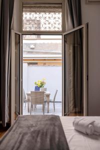 um quarto com vista para uma mesa e uma sala de jantar em Art House Centro Storico Luxury Apartment em Roma