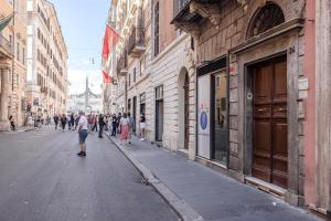 um grupo de pessoas andando por uma rua da cidade em Art House Centro Storico Luxury Apartment em Roma