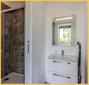 Ένα μπάνιο στο Appartement Cozy 1 Panoramique Lac Léman Thonon-Les-Bains