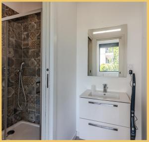 a bathroom with a sink and a mirror and a shower at Appartement Cozy 1 Panoramique Lac Léman Thonon-Les-Bains in Thonon-les-Bains