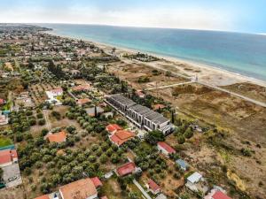 - une vue aérienne sur une ville à côté de la plage dans l'établissement Serene seafront villas, à Nea Irakleia