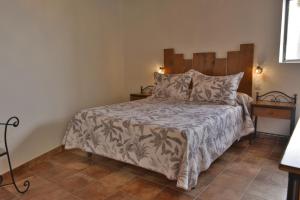 una camera con letto e testiera in legno di Cabaña La Higuera a Tías