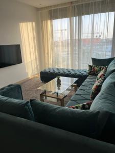 Sala de estar con 2 sofás y mesa de centro en Agadir Bay 2, en Agadir