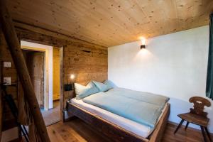 ein Schlafzimmer mit einem Bett in einer Holzhütte in der Unterkunft Ferienhaus Chalet Steckli in Brienz