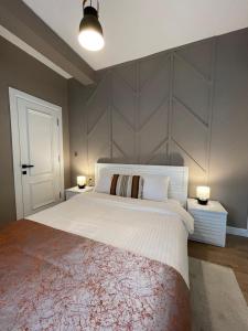 1 dormitorio con 1 cama blanca grande y 2 lámparas en CLK Suites Hotel, en Estambul