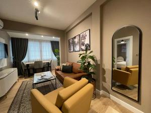 sala de estar con sofá y espejo en CLK Suites Hotel, en Estambul