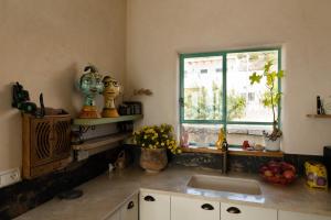 a kitchen with a sink and a window at בית אירוח אישי/זוגי ומשפחתי בגליל התחתון אבטליון in Avtalyon