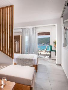 Postel nebo postele na pokoji v ubytování Ploumisti Sea View Suite