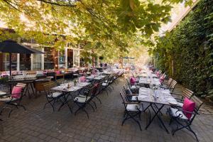 ハイデルベルクにあるホテル＆レストラン グレンツホフの中庭のテーブルと椅子