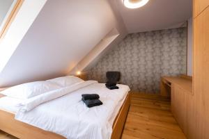 Postel nebo postele na pokoji v ubytování TATRYSTAY Luxury Penthouse Apartment PodLesom & Free EVC