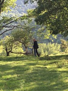 um homem andando na grama em um campo em Mas Molladar em Camprodon