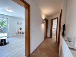 um corredor com uma porta que leva a uma sala de jantar em Apartment Sunshine em Höchst